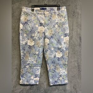 Bandolino Women’s Mandie Floral Cuffed Capris Light Wash Size 16